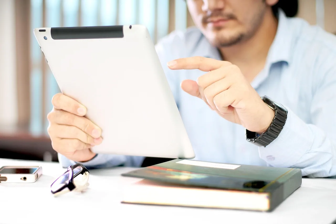 hand, white hand, tab in hand